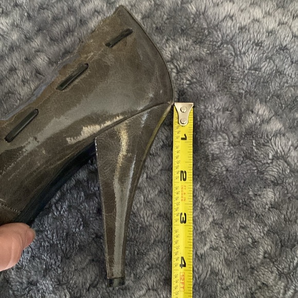 ADORABLE!! Amazing and sexy grey patent peep toe heels sz8 - Picture 9 of 9